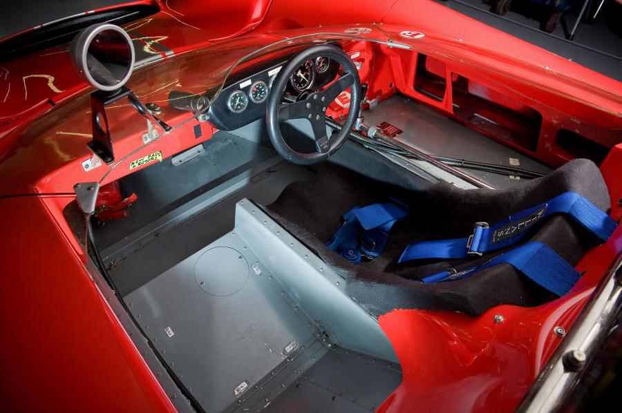 Интерьер Lola T70 Spyder (Mk I) 1965 года  (фото 15 из 20)